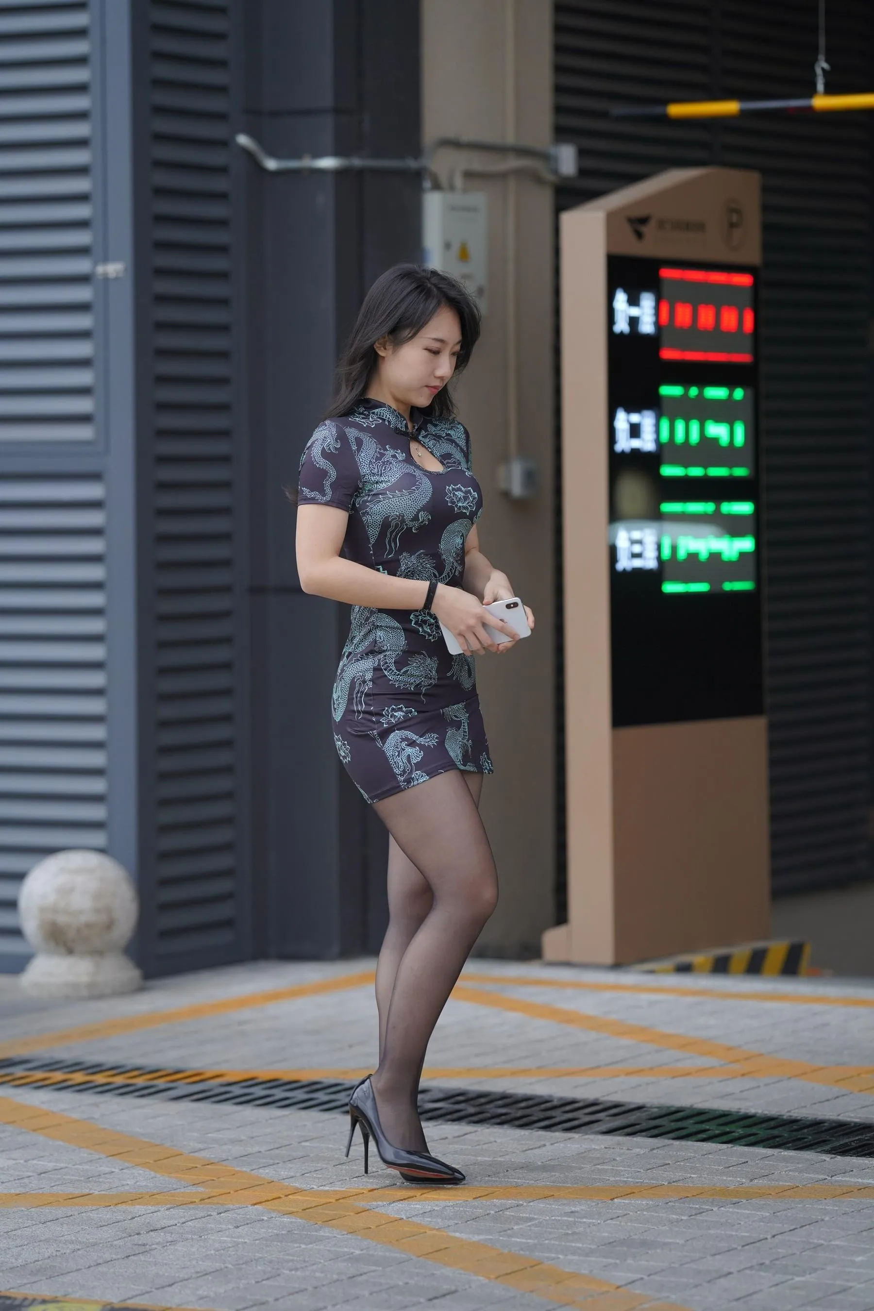 [魔镜街拍] NO.106 性感的黑丝改良旗袍少妇 [382P]插图2